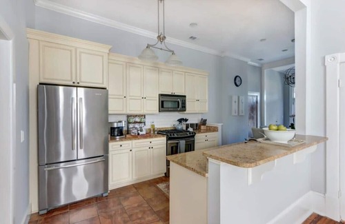 Hitch Village - Fred Wessels Homes Apartamento | The Retreat on Broad @ Trustees' Garden
