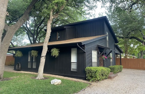Austin Lake Estates Casa | Retiro de música pacífica en los árboles.