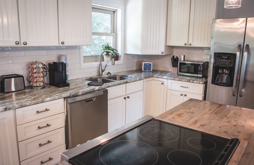 Hickory Casa | The Retreat with Private Pool and Hot Tub!