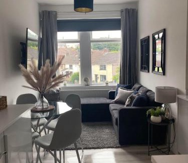Kenfig Hill Apartamento | The Retreats 2 Kenfig Hill Pet Friendly 2 Bedroom Flat with King Size bed twin beds and sofa bed sleeps up to 5 people