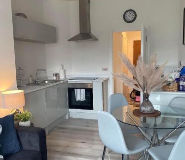 Kenfig Hill Apartamento | The Retreats 2 Kenfig Hill Pet Friendly 2 Bedroom Flat with King Size bed twin beds and sofa bed sleeps up to 5 people