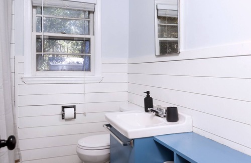 Wilmington Casa | The Retro Ranch Wilmington - 15 min to Wrightsville Beach, UNCW, Carolina Beach.