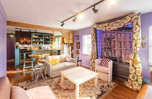 Roselawn Finance Casa | The Retro Retreats: Entire Building