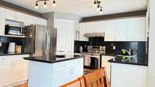 Southeast Calgary Casa | The Ridge Escape-3BR Deluxe Stay