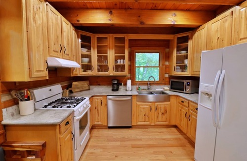 Cherokee Cabina | The Ridge: Fire Pit, Screened Porch, Scenic Views, Gas Grill, Full Kitchen, Pet-Friendly