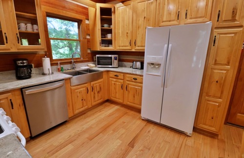Cherokee Cabina | The Ridge: Fire Pit, Screened Porch, Scenic Views, Gas Grill, Full Kitchen, Pet-Friendly