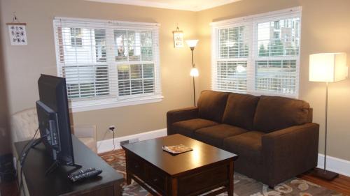 Charlotte Apartamento | The Right Side Duplex