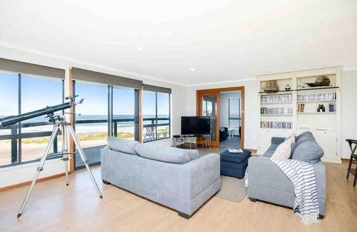 Middleton Casa | The Rise on Surfer- BEACHFRONT Pet Friendly WIFI