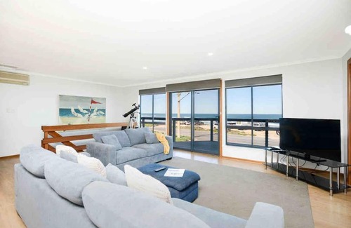 Middleton Casa | The Rise on Surfer- BEACHFRONT Pet Friendly WIFI