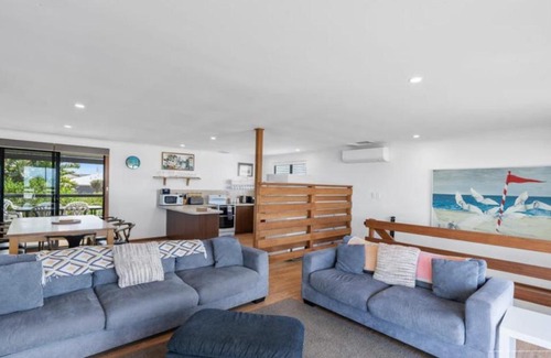 Middleton Casa | The Rise on Surfer- BEACHFRONT Pet Friendly WIFI