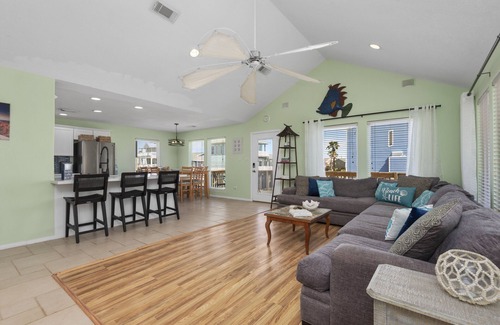 Surfside Beach Casa | The Rising Sun - 2nd Row - Ocean View Steps from Beach - Pet Friendly 🐶