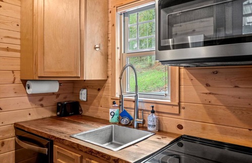 Hayesville Casa | The Ritz Carlton of Tiny Cabins w/ Hot Tub / Fire Pit table