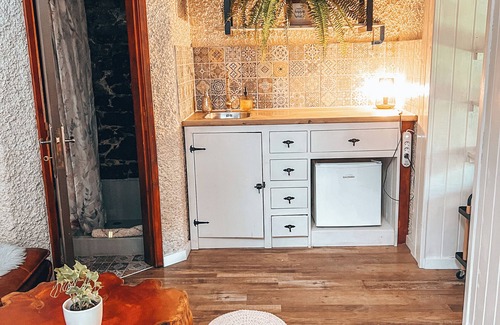 Santo da Serra Cabaña | The Riverside Cottage