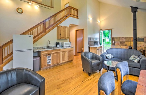 Leaburg Casa | The River House' w/ Deck, on McKenzie River!