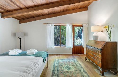 Old Evergreen Highway Casa | The Riverfront Retreat-woods Landing