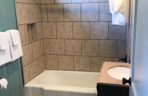 Chimney Rock Cabina | The Riverside Lodge at Chimney Rock