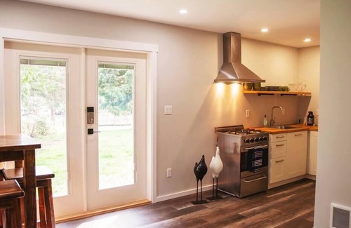 Brew Bay Otro | The Roost - Brand New Private Suite with Hot Tub