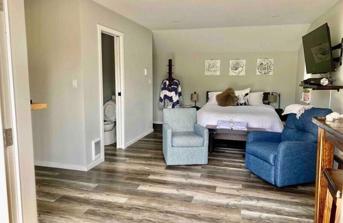 Brew Bay Otro | The Roost - Brand New Private Suite with Hot Tub
