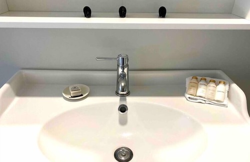 Brew Bay Otro | The Roost - Brand New Private Suite with Hot Tub