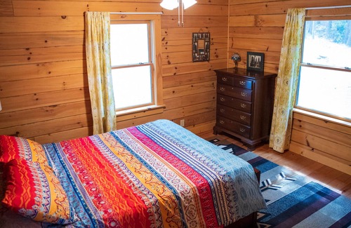 Vein Mountain Casa | The Robsen Cabin. 1hr from Asheville, Lakeside Secluded Cabin