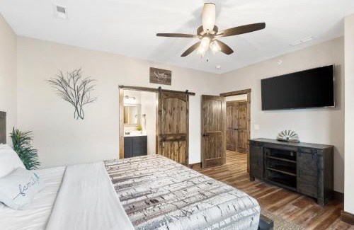 Hollister Casa | The Rock at Branson Cove - 5 BDR on Table Rock