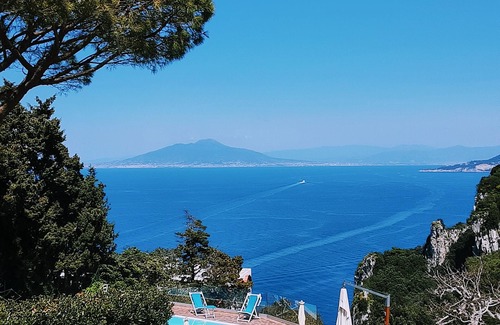 Tiberio Villa | La roca en el mar