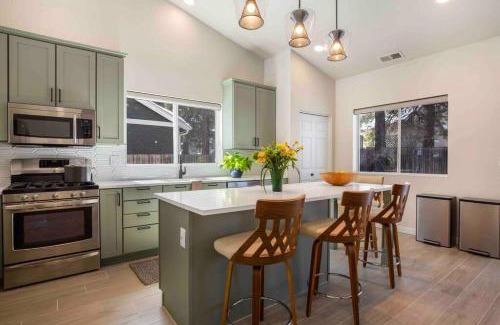 Ponderosa Trails Casa | The Rock Trail House+Renovated+Modern+Fireplace+EV+Nice Yard