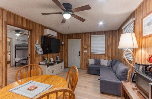 Pipestem Cabina | The Rocky Mount: Cozy cabin atop The New River Gorge