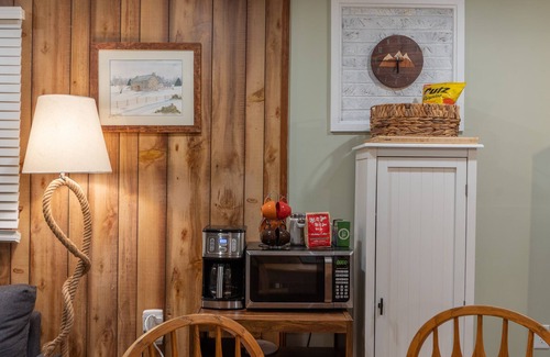 Pipestem Cabina | The Rocky Mount: Cozy cabin atop The New River Gorge