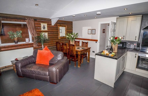 Saint Asaph Cabaña | THE ROE, pet friendly, with hot tub in St Asaph