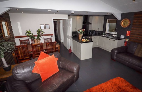 Saint Asaph Cabaña | THE ROE, pet friendly, with hot tub in St Asaph
