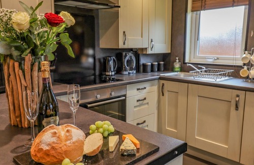 Saint Asaph Cabaña | THE ROE, pet friendly, with hot tub in St Asaph