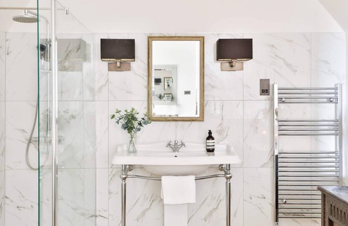 Beverston Otro | The Rooks Apartment 1, Beverston Castle Cotswolds