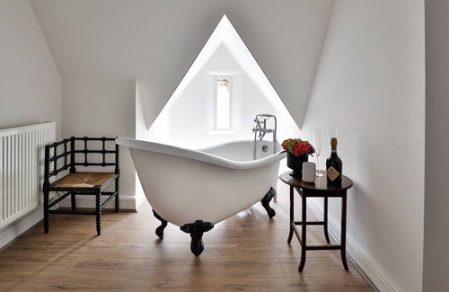 Beverston Otro | The Rooks Apartment 1, Beverston Castle Cotswolds