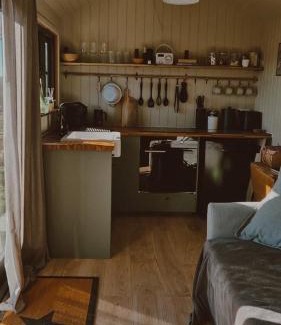 Totnes Cabina | The Roost at Broadgates