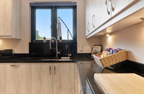 Gravesend Casa | The Roost Group - Meadow Lodge - Hot Tub