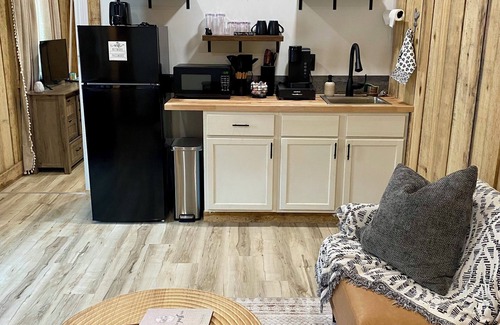 Logan Cabina | The Roost Hocking Hills Tiny Home - Pet Friendly!