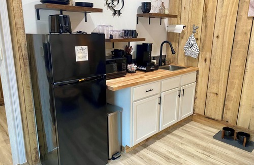 Logan Cabina | The Roost Hocking Hills Tiny Home - Pet Friendly!