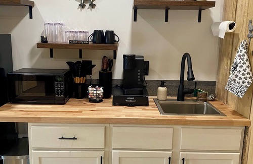 Logan Cabina | The Roost Hocking Hills Tiny Home - Pet Friendly!