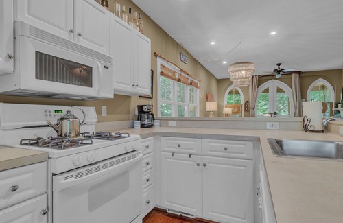 Irvington Casa | The Rosé Retreat: Pool-Screened Porch-RELAX