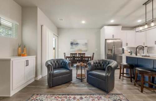 Broken Arrow Casa | The Rose Retreat - Walk to the Broken Arrow Rose District