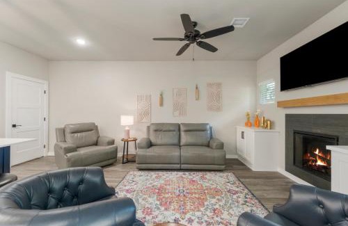 Broken Arrow Casa | The Rose Retreat - Walk to the Broken Arrow Rose District