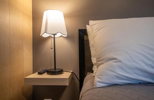 Kelowna Central Business District Apartamento | The Rosemead Suite