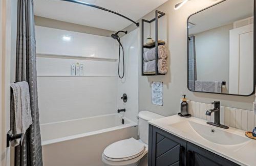 Kelowna Central Business District Apartamento | The Rosemead Suite