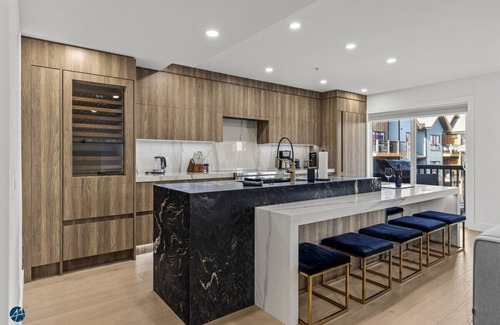 Dead Man's Flats Condominio | The Royal -3 BR/2 Bath Luxurious Penthouse