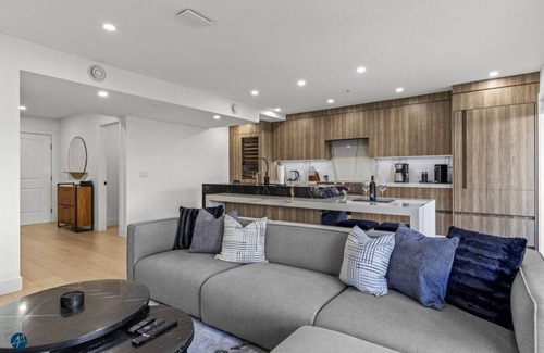 Dead Man's Flats Condominio | The Royal -3 BR/2 Bath Luxurious Penthouse