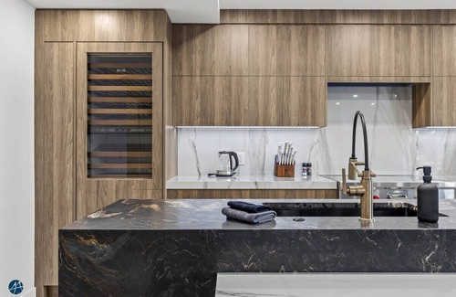 Dead Man's Flats Condominio | The Royal -3 BR/2 Bath Luxurious Penthouse