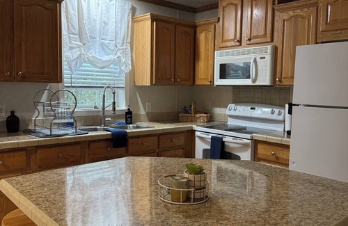 Royal Casa | The Royal RoadHouse Charming 2-bedroom house near Lake Ouachita