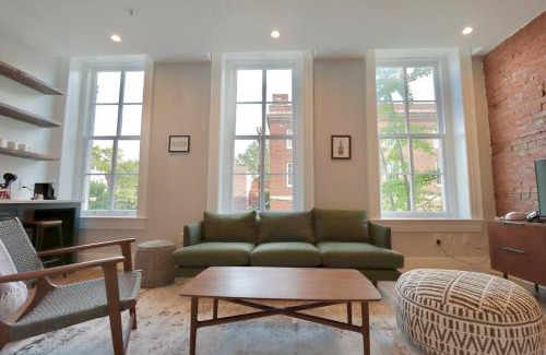 Old Town Alexandria Apartamento | The Royal Suite at Prince Street Inn
