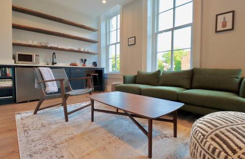 Old Town Alexandria Apartamento | The Royal Suite at Prince Street Inn